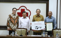 Astra Donasikan 10 Unit Truk Tangki Air ke PMI