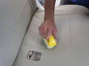 Tips Bersihkan Noda Pulpen dan Spidol di Jok Mobil