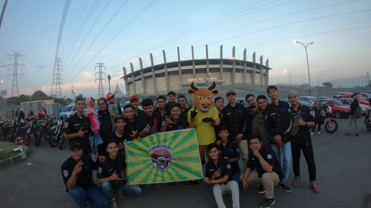 Kracker Gresik Supermoto Berbagi di Bulan Ramadan