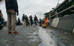 Waduh, Ada Motor Kebakaran di Flyover