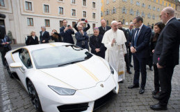 Paus Fransiskus Lelang Lamborghini Huracan demi Korban ISIS di Irak