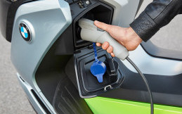 BMW akan Siapkan Wireless Charger Cepat untuk Motor Listriknya