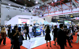 Pengunjung Memenuhi Stand Suzuki di IIMS 2017 di Hari ke-3