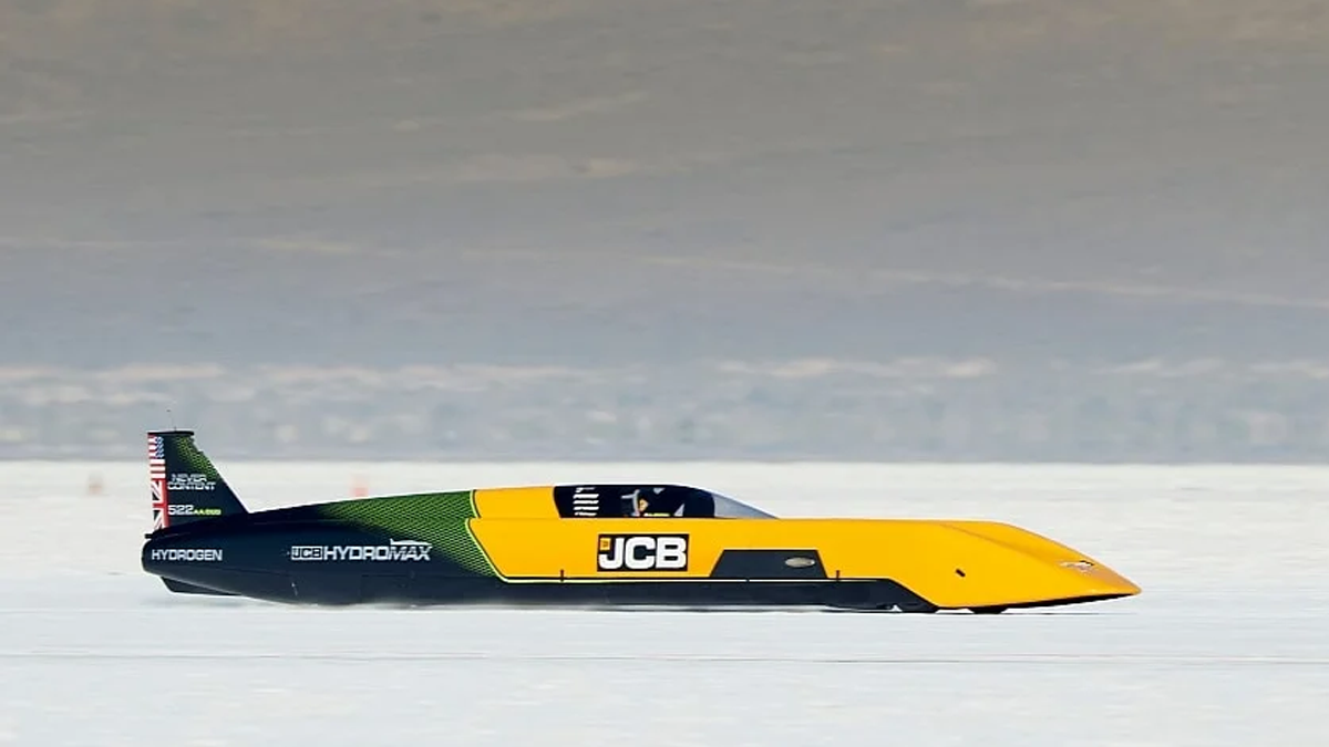 JCB Hydromax Bertenaga 1.600 dk, Pecahkan Rekor Kecepatan di Bonneville