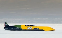 JCB Hydromax Bertenaga 1.600 dk, Pecahkan Rekor Kecepatan di Bonneville