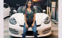Tercyduk, Sederet Pose Cantik nan Seksi Vanessa Angel di Mobil dan Motor