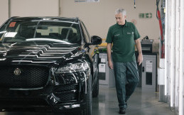 Jose Mourinho Kerja di Pabrik Jaguar