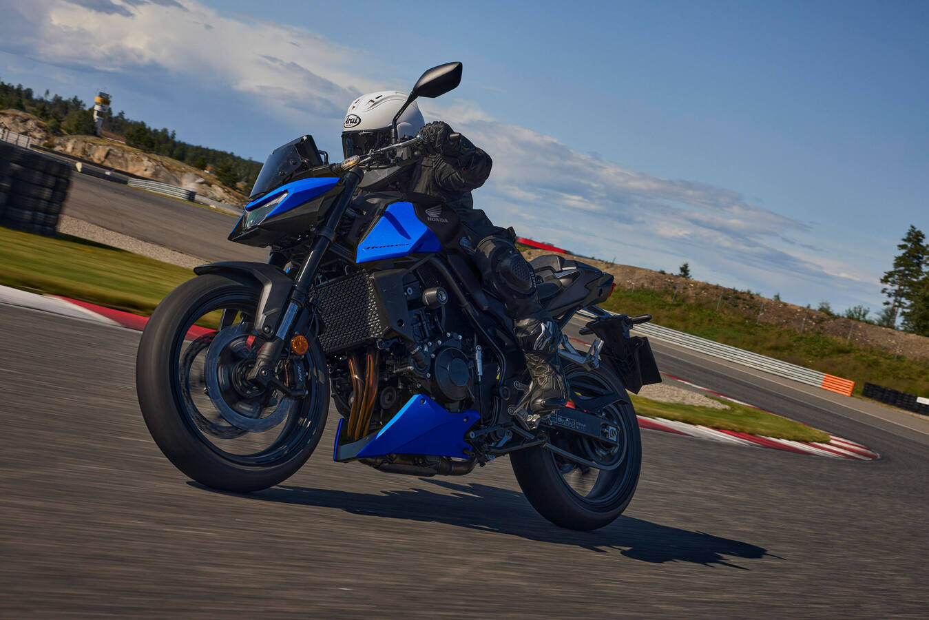 Honda CB750 Hornet Tahun 2027 Kini Punya Warna Baru & E-Clutch!