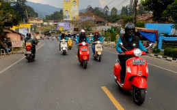 Menaklukkan Jalan Pegunungan di Bogor dengan Vespa
