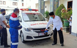 Tangani Pandemi Covid-19, Pertamina Serahkan Satu Unit Ambulans ke Pemkab Tuban