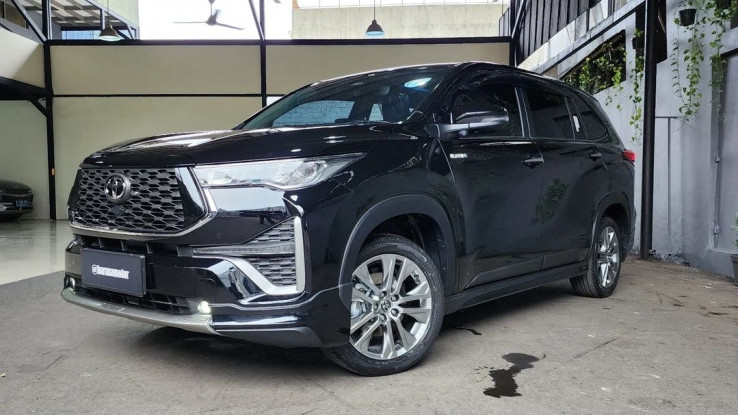 Begini Cara Perlakukan Aki Mobil Listrik dan Hybrid Toyota