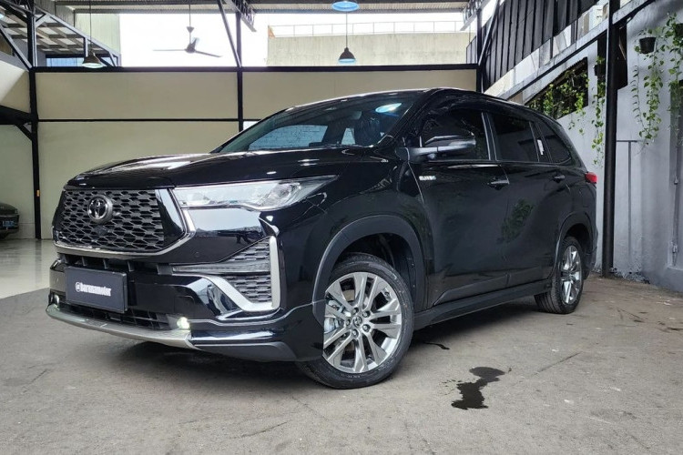 Begini Cara Perlakukan Aki Mobil Listrik dan Hybrid Toyota