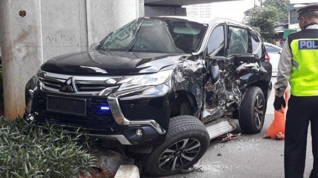Mitsubishi Pajero Sport Istri Irjen Pol. Boy Rafli Amar Ditabrak Trans Jakarta