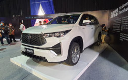 Galeri Toyota Innova Zenix, Tampilan Segar Pakai Mesin Hybrid