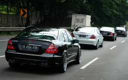 Meski Tertunda, Mercedes-Benz W211 Club Indonesia Tetap Gaspol Tuju Panti Asuhan