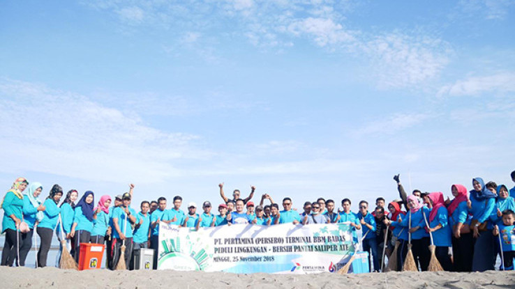 Pertamina Peduli Lingkungan Bersihkan Pantai di Sumbawa