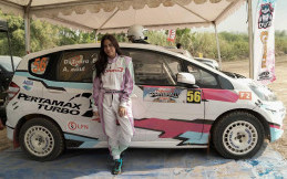 Dara Cantik Diva Zahra Kembali Geber Mobil di Kejurnas Sprint Rally 2024