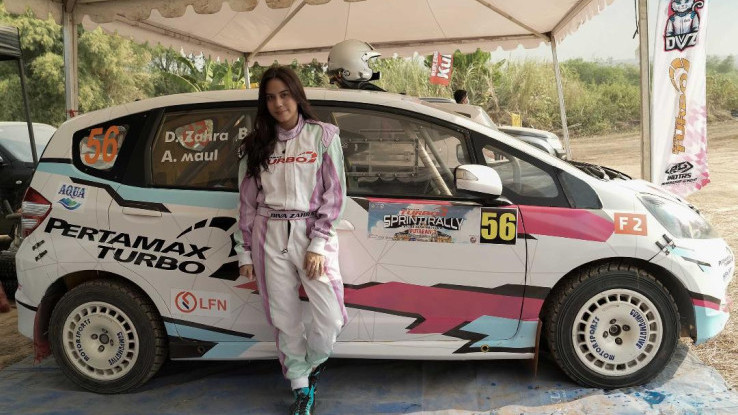 Dara Cantik Diva Zahra Kembali Geber Mobil di Kejurnas Sprint Rally 2024