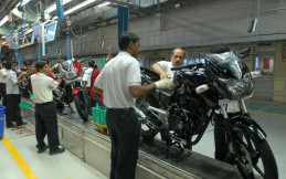 140 Pekerja Positif Covid-19, Karyawan Bajaj Ingin Pabrik Stop Produksi