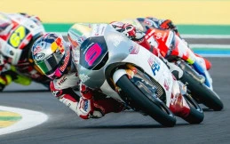 Veda Ega Pratama Patahkan Keraguan Berbagai Pihak, Bercokol di 5 Besar Moto3