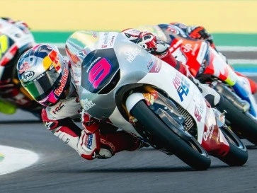 Veda Ega Pratama Patahkan Keraguan Berbagai Pihak, Bercokol di 5 Besar Moto3