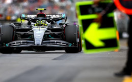 Mobil George Russell Terbakar di GP Australia, Lewis Hamilton: Benar-Benar Hari yang Sial