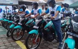 Sebagai Langkah Edukasi, Petugas PLN di Aceh Gunakan Motor Listrik