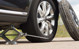  Jangan Asal, Kenali Titik Tumpu Saat Mendongkrak Mobil 