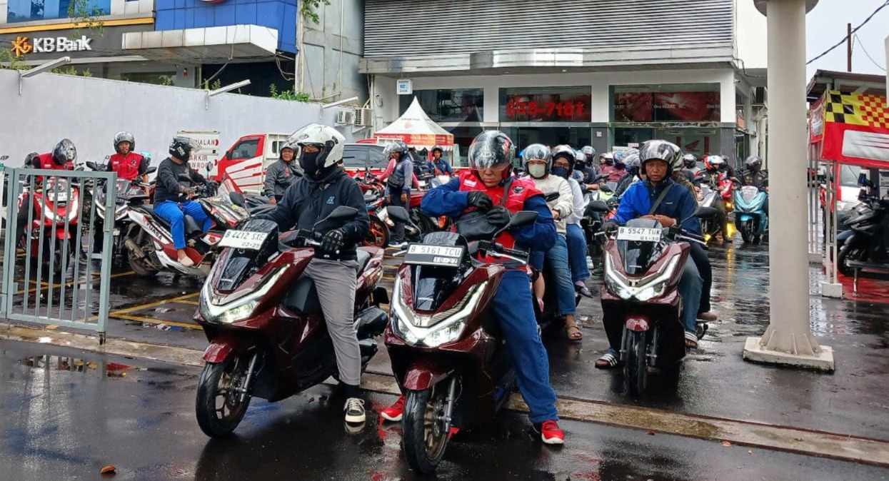 70 Bikers Komunitas PCX Naungan AHJ Diajak Riding Pakai Motor Baru