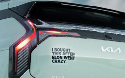 Kia Sindir Elon Musk Pasang Stiker di Belakang Mobil EV3, Murni Sindiran atau Strategi Marketing?