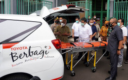 Toyota Kembali Donasikan 1 Unit Kijang Innova Ambulance untuk Pemerintah Daerah