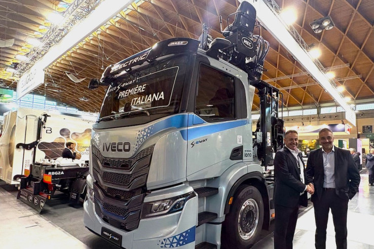 Debut Global Iveco S-eWay Terbaru dengan Hookloader