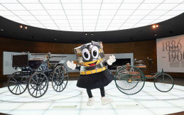 Carlchen dan Carlotta, Dua Maskot Lucu Baru Museum Mercedes-Benz di Stuttgart