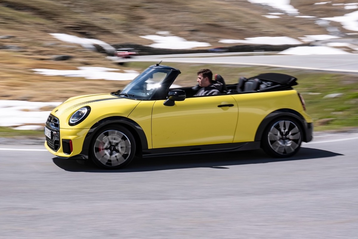 MINI JCW Convertible Hadir dalam Pilihan Warna Sunny Side Yellow