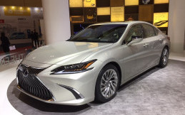 Intip Kemewahan Sedan Lexus New ES 300h Bertenaga Hybrid