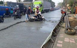 Nekat Terobos Cor Beton yang Masih Basah, Motor Emak Ini Tersangkut