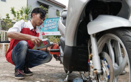 Ganti Oli Motor Gratis Bagi Warga Korban Banjir di Jakarta