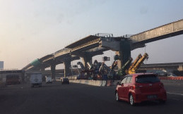 Pembongkaran JPO di Tol Jakarta-Cikampek Dilanjutkan
