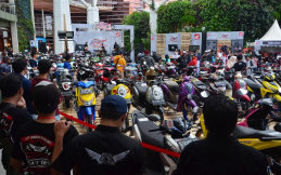Ratusan Motor Custom Sambangai Kota Bandung