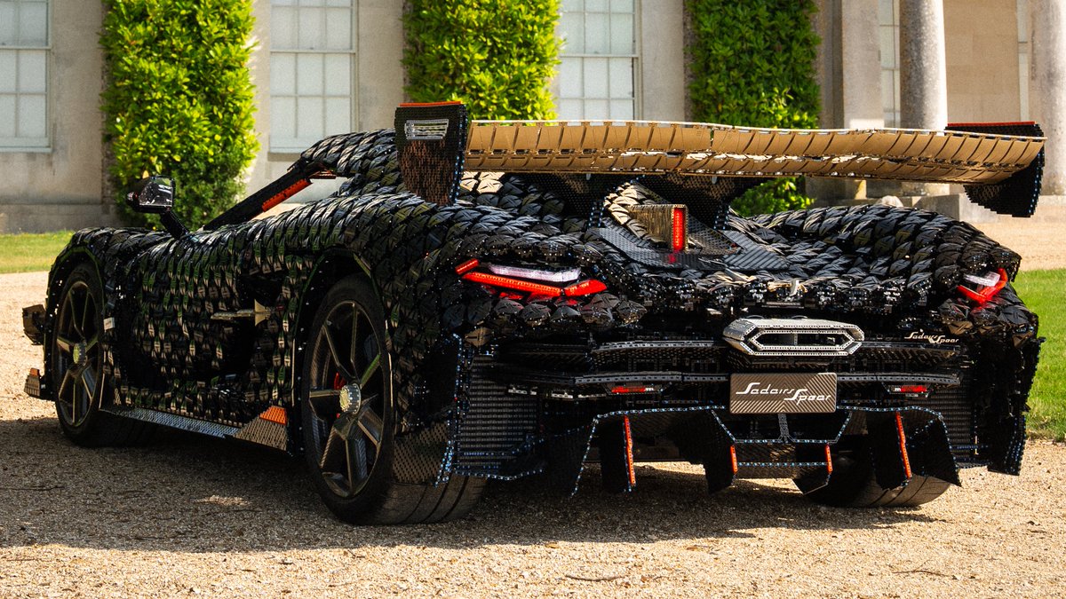 mobil berbahan Lego ini langsung diboyong ke lintasan legendaris Goodwood Hillclimb di Inggris
