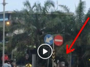 Aksi Kocak Polisi Tilang Pengendara Motor