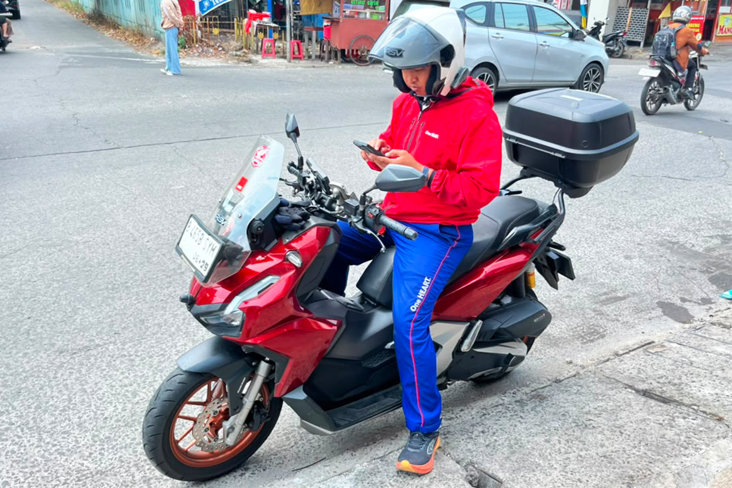 Masih Bandel Main HP Sambil Berkendara, Dengarkan Kata Instruktur