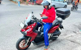 Masih Bandel Main HP Sambil Berkendara, Dengarkan Kata Instruktur