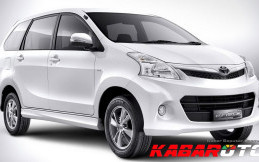 Kocak, Mobil Parkir di Rel Halangi Kereta Melintas