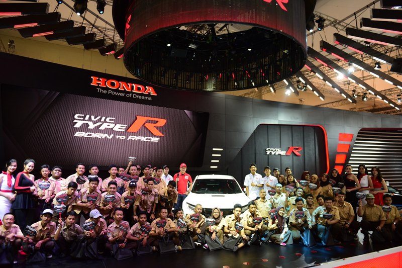 Pebalap Honda Berbagi Pengalaman Kepada Pelajar di GIIAS 2017