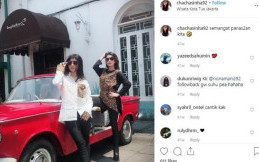 Seksinya Chaca Sinha Duo Molek Saat Berpose dengan Kendaraan