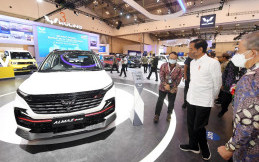 Presiden Jokowi Tertarik Icip Kabin Wuling Almaz RS di GIIAS 2021