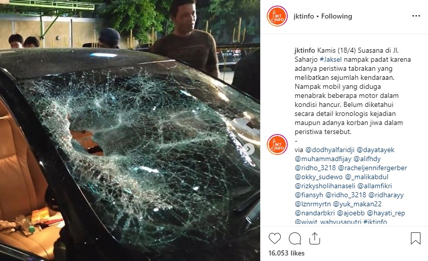 Toyota Camry Tabrak Belasan Sepeda Motor