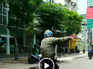 Viral, Aksi Pria Berjoget di Atas Motor