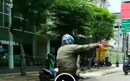 Viral, Aksi Pria Berjoget di Atas Motor